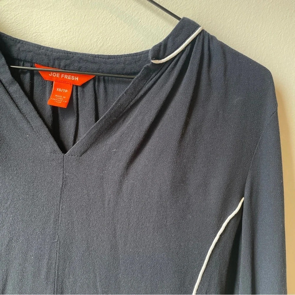 Joe Fresh Navy blue crepe work top  with‎ white piping XS - Picture 2 of 4
